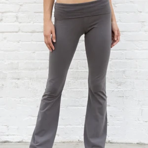 Yoga pants brandy melville - Säljer mina fina yoga pants från brandy melville som inte är mkt använda.