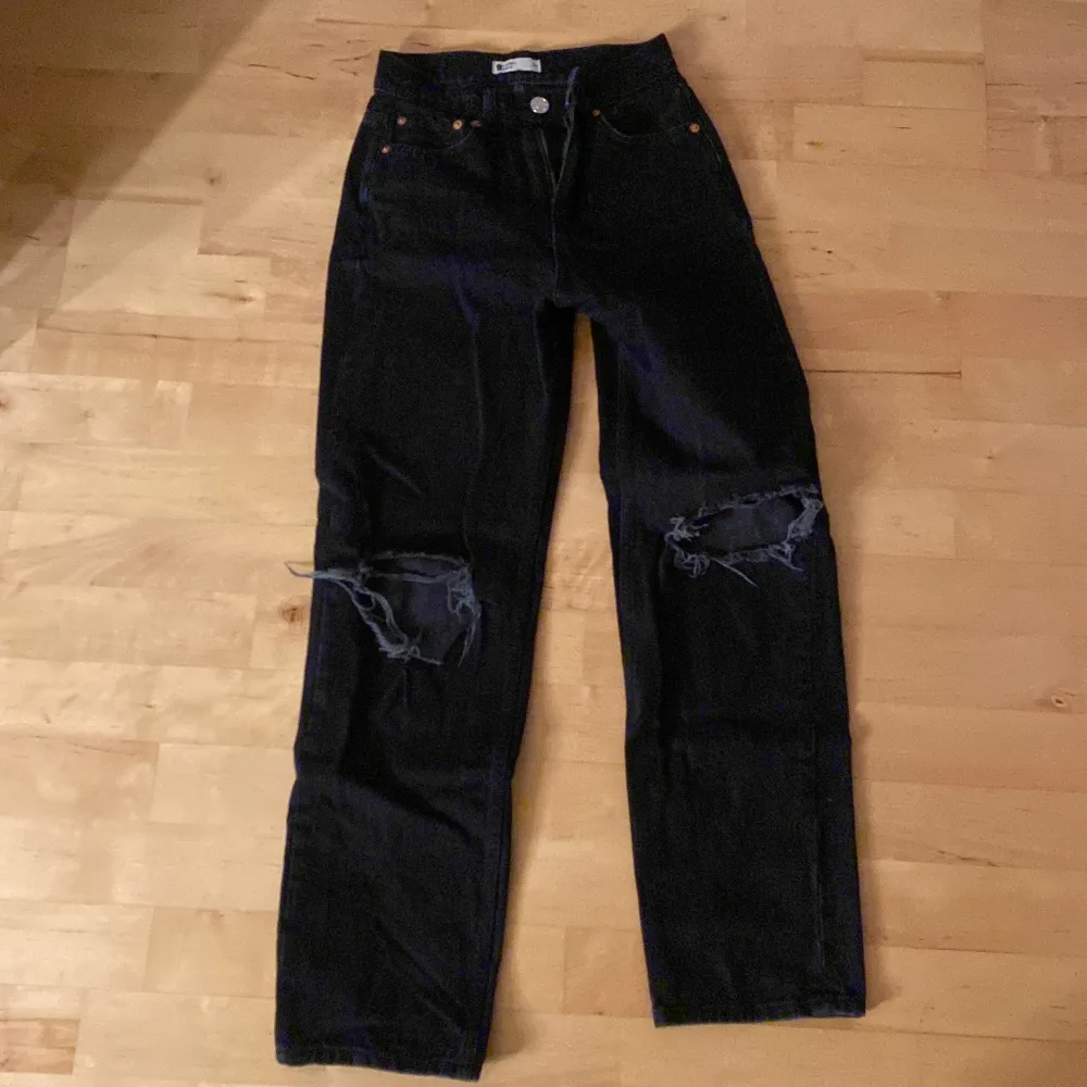 Säljer ett par svart jeans som inte kommer till användning längre. Dem är använd ett fåtal gånger och är därmed i mycket gott skick.. Jeans & Byxor.
