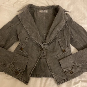 Fornarina manchesterjacka  - Grå manchesterjacka från Fornarina, står strl M men skulle mer säga att den är en XS/S 💕 Bra secondhand skick! 
