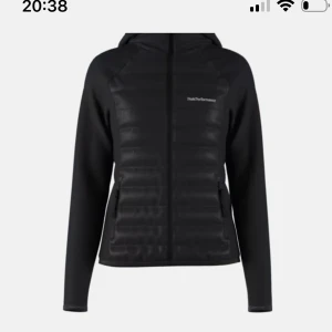 Peak performance jacka - Säljer min jätte fina peack jacka som är knappt använd märket ligger på vänstra sidan säljer den pga jag köpte en moncler så den kommer vara ligga i garderoben säljer den för 1300, mötas i Göteborg eller så fraktar jag skriv för fler bilder ❤️