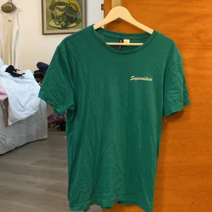 t shirt hm  - tryck på ryggen grön, storlek xs 