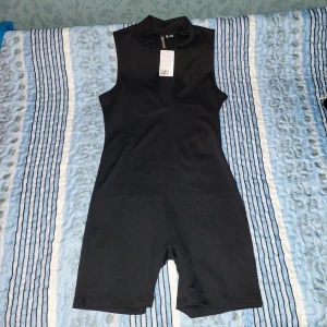 . - DEN ÄR SÅ HIMLA FINA ASÅ ÄLSAS DEN MEN  TYVÄRR JAG KÖPTE FEL STORLEK OCH DET PASSAR INTE MIG🥲 DEN ÄR HELT NY KÖPTE DEN FÖR 150KR  OCH SÄLJER DEN FÖR 120 KR. GLÖM INTE ATT PRISET KAN ALLTID DISKUTERA ❤ DET PASSAR FÖR BÅDA S OCH M TYCKER JAG 👍