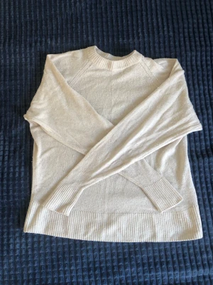 Stickad tröja  - Tunn stickad tröja i färgen beige, är använt ett par gånger 