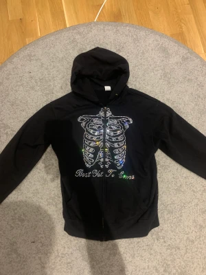 Bestyettocome rhinestone hoodie - Tja säljer min Bestyettocome rhinestone hoodie som är i bra skick