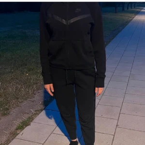 nike tech fleece  - nike tech fleece i ny skick💙