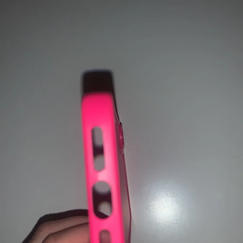 Mobilskal rosa från SHEIN ❤️mobil iPhone xr passar den till (BARA)🤍👍🏼. Accessoarer.