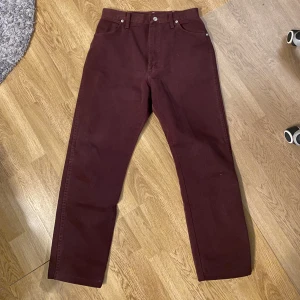 Vintage Wrangler jeans - Ovanliga jeans i mörkröd färg. Högmidjad och rak modell som samtidigt är av tungt/tåligt material.  Storlek: 30x32