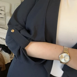 Tunn Kappa - Tunn marinblå ”kappa” med gulddetaljer. Perfekt i varmare väder. Prislapp finns kvar så aldrig använd. Ord pris 199,95kr. Står som en strlk 42 men jag som har M tycker den sitter perfekt.