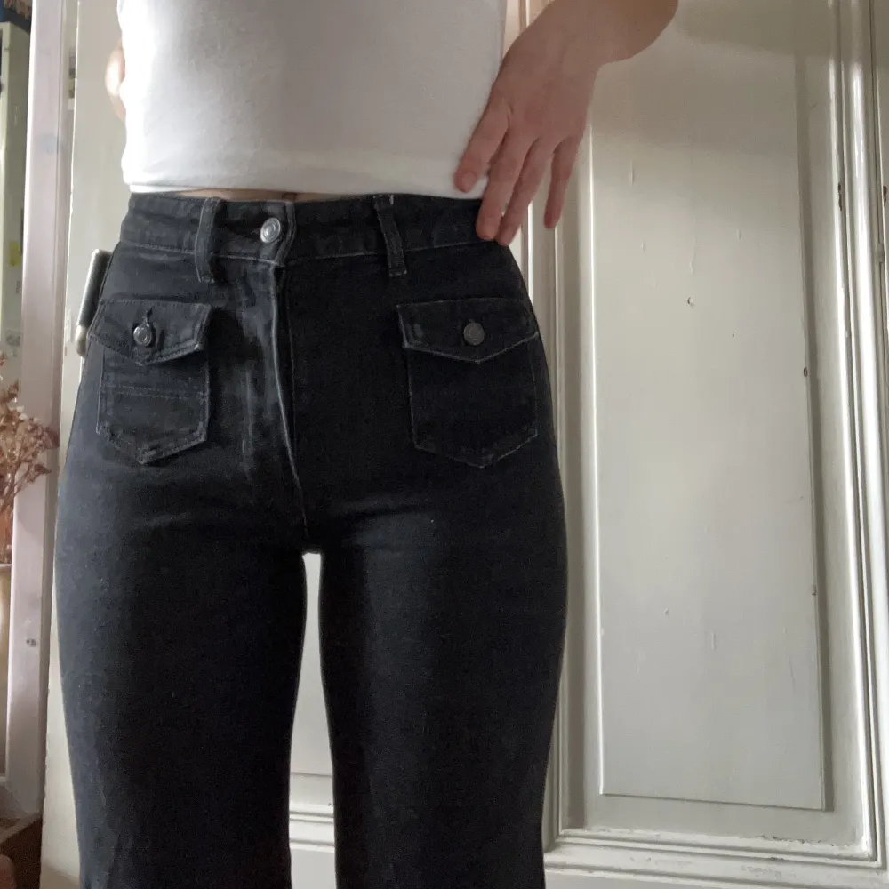 Svarta raka/smått utsvängda jeans. Så snygga men tyvärr en aningen korta för mig, jag är ca170🫶🏼. Jeans & Byxor.