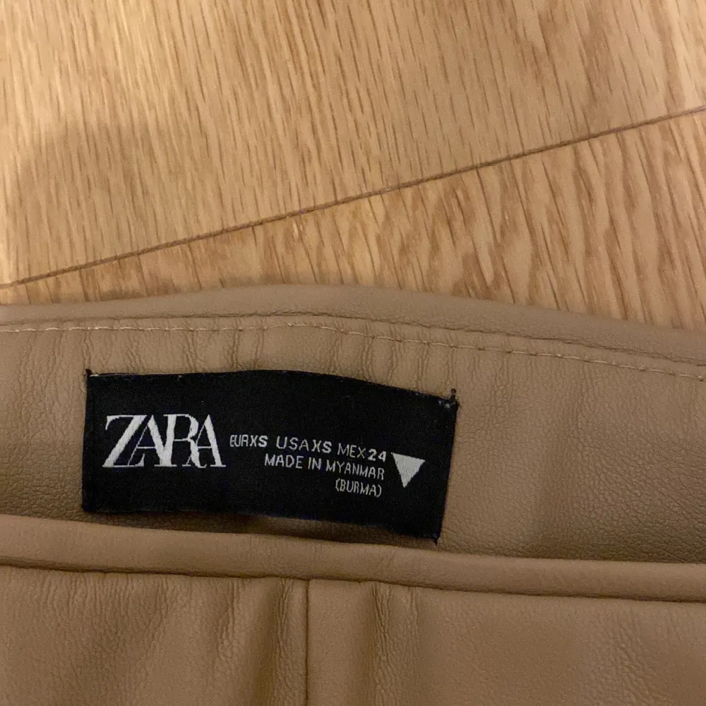 Ett par jättefina skinnbyxor ifrån Zara. Jeans & Byxor.