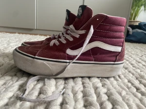 Vans  - Säljer mina cola Vans i vinröd, köpta i somras. Fråga om fler bilder 💓KÖPAREN STÅR FÖR FRAKTEN 🤩