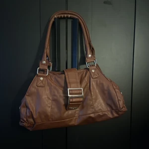 Brun väska - En jätte snygg brun väska som jag har haft i många år nu!