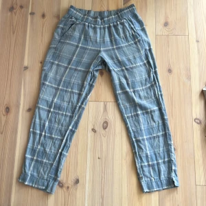Pyjamas set  - Jag säljer detta pyjamas set då det har blivit för litet. Det är i gott skick.
