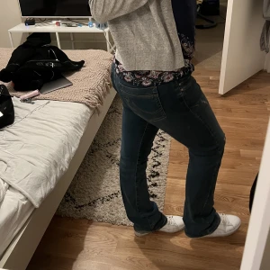 ltb valerie - ltb valerie jeans i 27/32, sälja då de ej används längre. små slitningar i hälen då de är inte långa på mig som är 163🥰