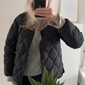 Vårjacka - Fin trendig vårjacka i nyskick. Knappt använd, från Uniqlo. Nypris 699kr
