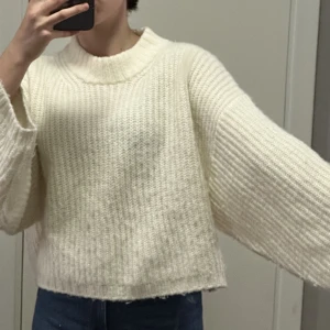 Tjock stickadtröja från GinaTricot - En så himla skön stickad tröja från Ginatricot. Har blivit använt kanske 1 elr 2 gånger. Säljer på grund av att den är helt för stor för mig💕 kontakta för fler funderingar💕