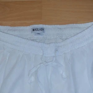Vita byxor - Vita byxor från Madlady, storlek S/ragular och passar mig som har 38 i storlek och är 169 lång. Aldrig använda utomhus. Byxorna är aningen genomskinliga.