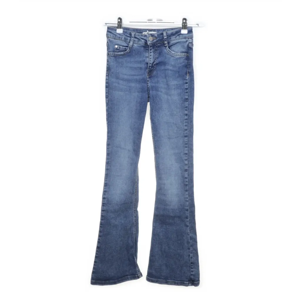 Snygga jeans från Ginatricot i storlek Xs, små på mig i midjan men är bra i längden (är 159). Uppsprättade nere vid fötterna men inget som syns💕Skriv för frågor! . Jeans & Byxor.
