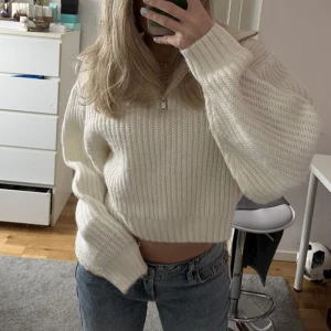 Stickad ziptröja gina - Fin stickad tröja från gina tricot med zip🤍 fint skick och knappt använd! Stl S