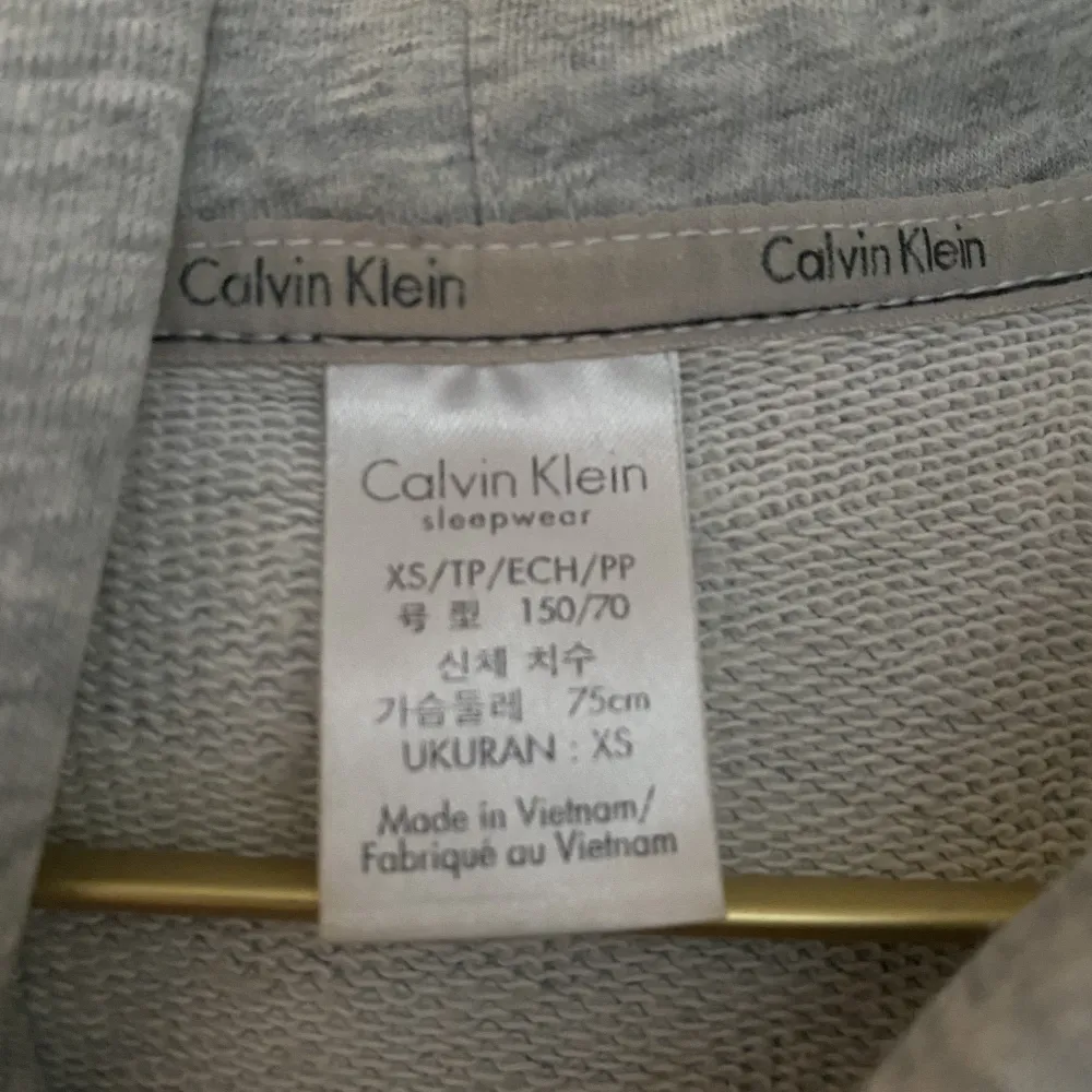 Grå Calvin Klein huvtröja. Köpt från Zalando för 750kr. Väldigt fint skick.. Hoodies.