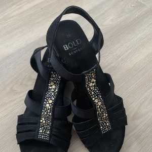 Sandaler 39 - Svarta sandaler i mycket fint skick  Använda bara 2 gånger 