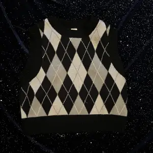 gullig croptop sweater vest som är aldrig använd, svart med vita detaljer, sitter väldigt bra och snyggt 