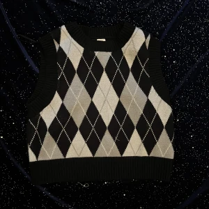 svart croptop sweater vest  - gullig croptop sweater vest som är aldrig använd, svart med vita detaljer, sitter väldigt bra och snyggt 