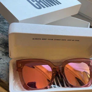 Chimi solglasögon  - Äkta chimi solbrillor! Knappt använda och utan defekter! Modell 008, färg Guava, och bäst av allt med reflexiv mirror lens i rosa/grön. Superpoppis modell o svåra att få tag på. Inga skambud 🌸