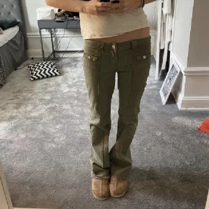 Gröna jeans  - Gröna /kaki jeans , endast använda vid ett tillfälle 