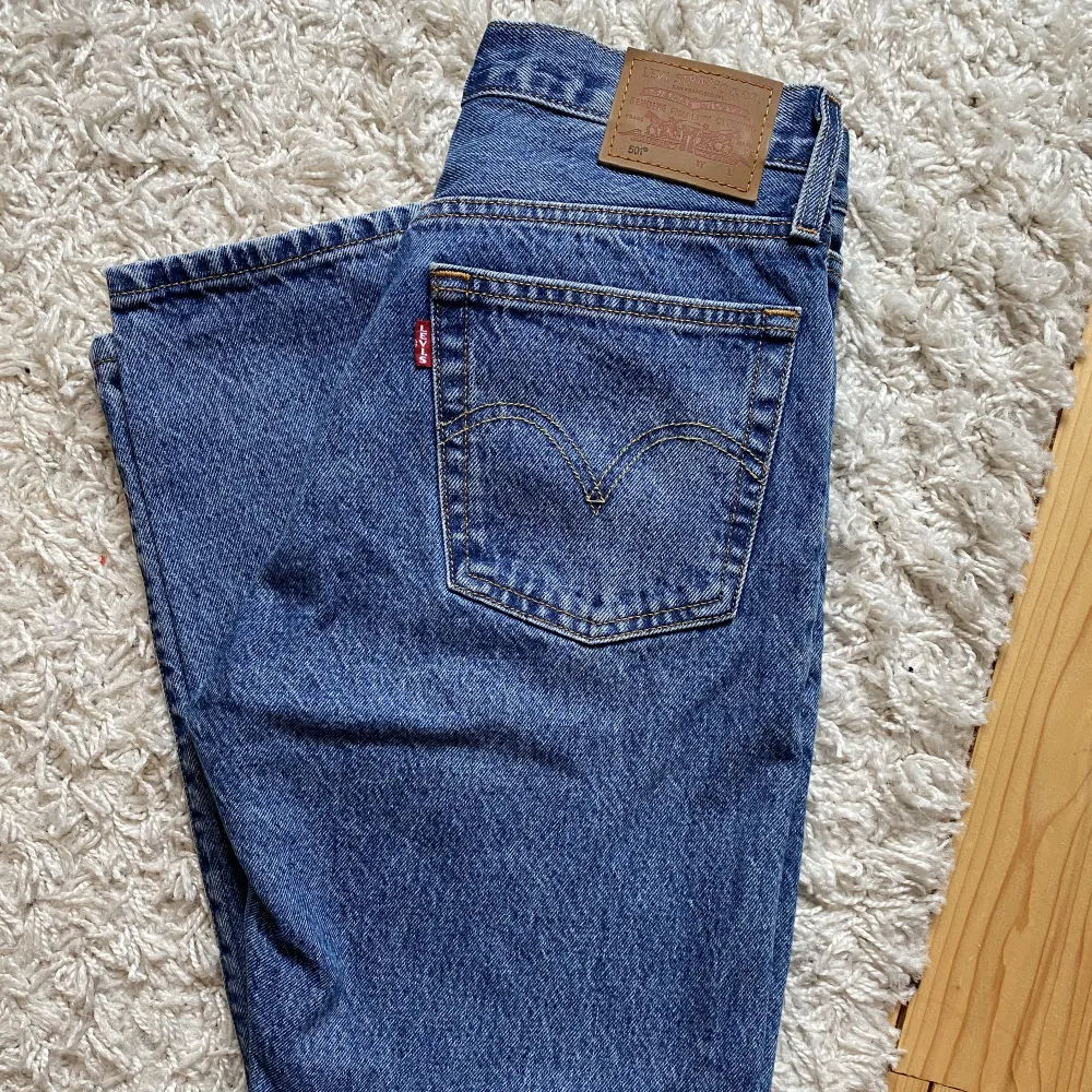 Heeelt nya Levis jeans. Prislapparna är kvar. Köpte de för stora och klippte bort lapparna, men ångrar det. Pris går att diskutera! :). Jeans & Byxor.