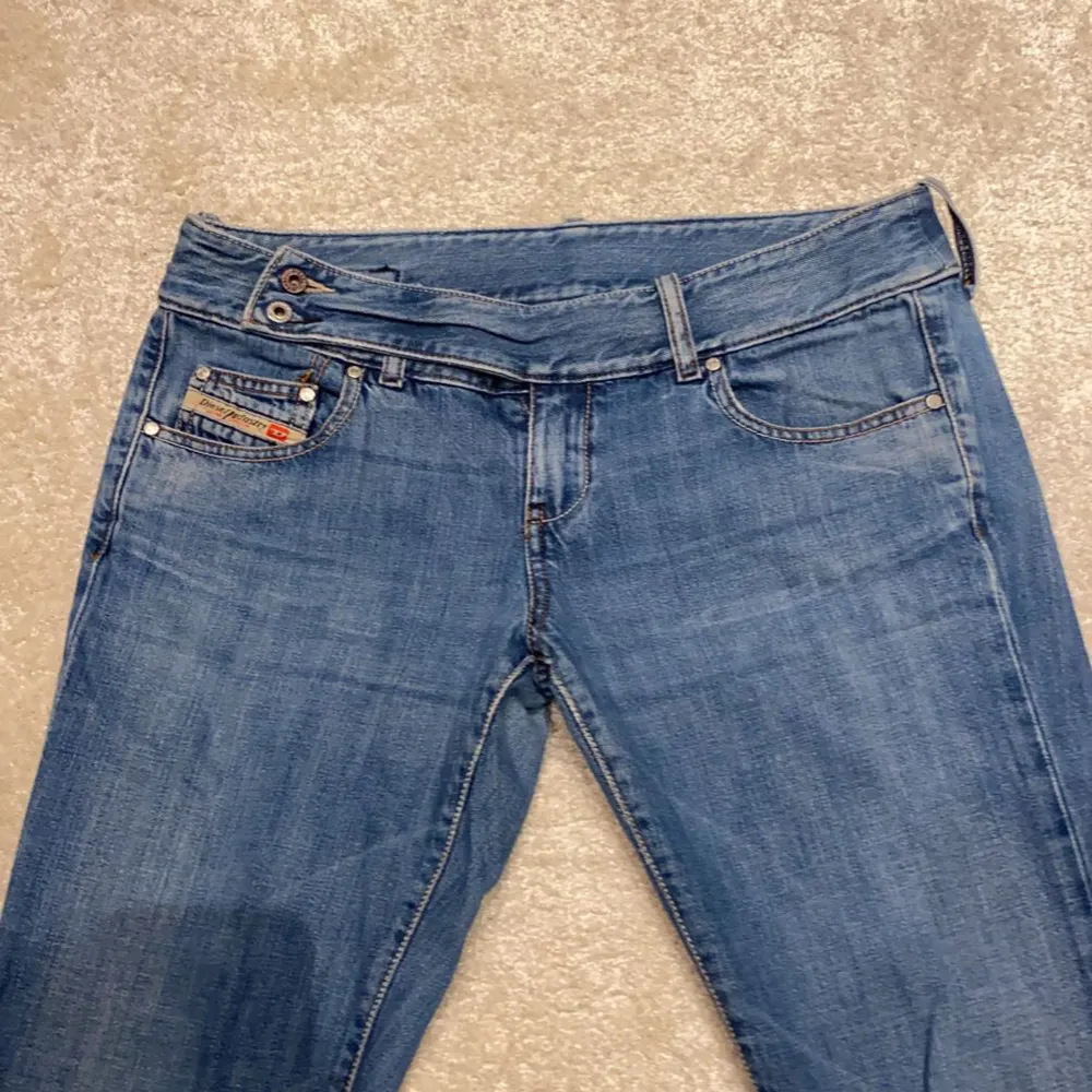 Diesel jeans med cool knäppning. Så snygga men tyvärr för korta på mig. De är lågmidjade. Midjemåttet är 42-43 cm och innerbenslängden är typ 72 cm 💞 Kom privat vid frågor 💘 . Jeans & Byxor.