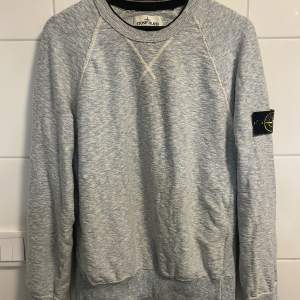 Tunn Stone Island crewneck 💫  Använt ett par gånger men har inga märkbara diffuser 🫶🏻  Lite mindre i storlek 🤝  Är lite tunnare i materialet så passar bra till våren/sommarkväll.   Jag är 187 75kg, tröjan sitter slim på mig 💫