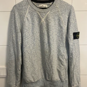Stone island Crewneck - Tunn Stone Island crewneck 💫  Använt ett par gånger men har inga märkbara diffuser 🫶🏻  Lite mindre i storlek 🤝  Är lite tunnare i materialet så passar bra till våren/sommarkväll.   Jag är 187 75kg, tröjan sitter slim på mig 💫