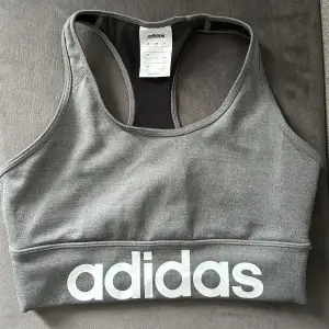 Säljer en super fin grå sporttopp från adidas, säljer på grund av att den blivit för liten för mig 