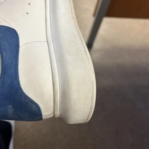 Alexander mcqueen stl 37,5 - Bra skick, kan även skicka med nya snören som jag fick med när jag köpte de! De är vita med marinblå där bak samt silvertext där märker står där bak, vill du ha fler bilder kan jag lösa!! Nypris 5500