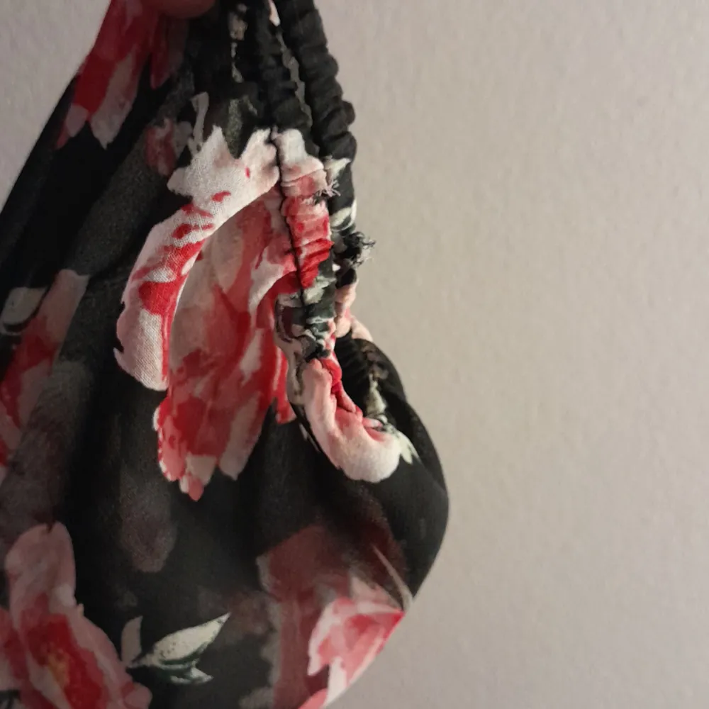 Blommig klänning från HM Divided, som säljs pga för liten. Förutom litet tecken på använt i ärmresoren, i fint skick. Kontakta gärna om frågor<3. Klänningar.