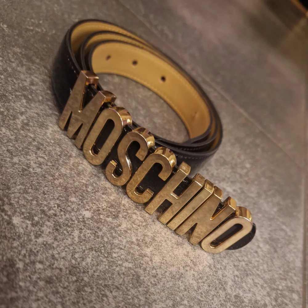 Fint bälte, Moschino! Ej äkta. Rätt storlek ca 70-75cm. Accessoarer.