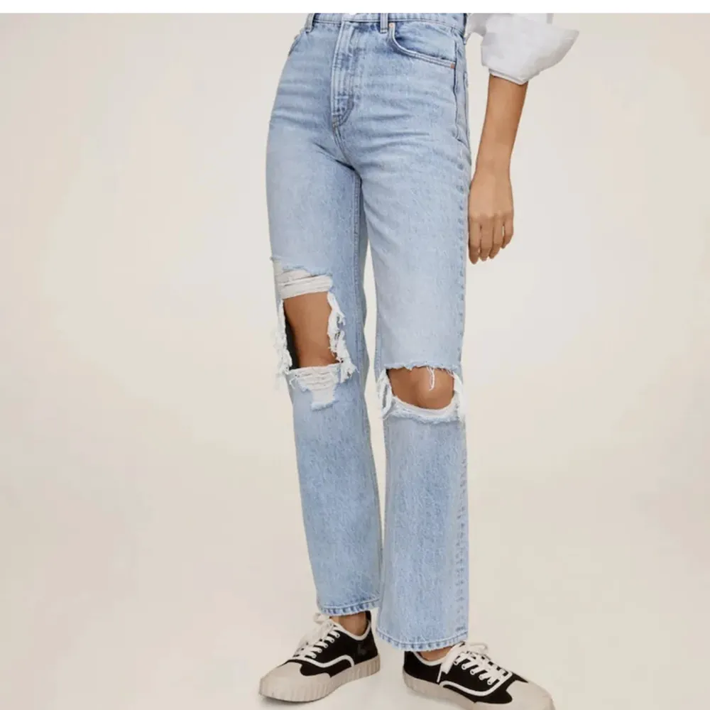 Köpa på Plick men passade inte, kanppt använda, fint skick  Ljusare i färgen än på första bilden (ljusblå) . Jeans & Byxor.