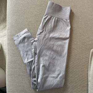 Träningstights - Träningstights från STRONGER i modellen ”Ribbed Define Seamless Tights”. Endast provade så helt nya! Svårt att få fram färgen på bild, men de är ljus lila. Nypris 699kr. Köparen står för frakten. Har du några frågor är det bara att höra av sig🤩 // Klara 