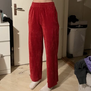 Velourbyxa  - Fint skick förutom det hål som visas på sista bilden, hålet sitter i nederkant på fickan & är mycket litet. Skulle gå att sy igen lite lätt. 