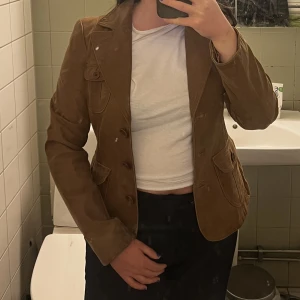 Läderjacka vintage  - Supersnygg läderjacka i fint skick säljes! Strl: S/M. Prisförslag mottages<3