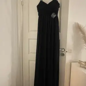 Helt ny och oanvänd balklännig, prislappen finns kvar. Klänningen är mörkblå och passar perfekt dig som är mellan 170-175 cm lång. Säljer denna klänning för 270 kr + frakt. 