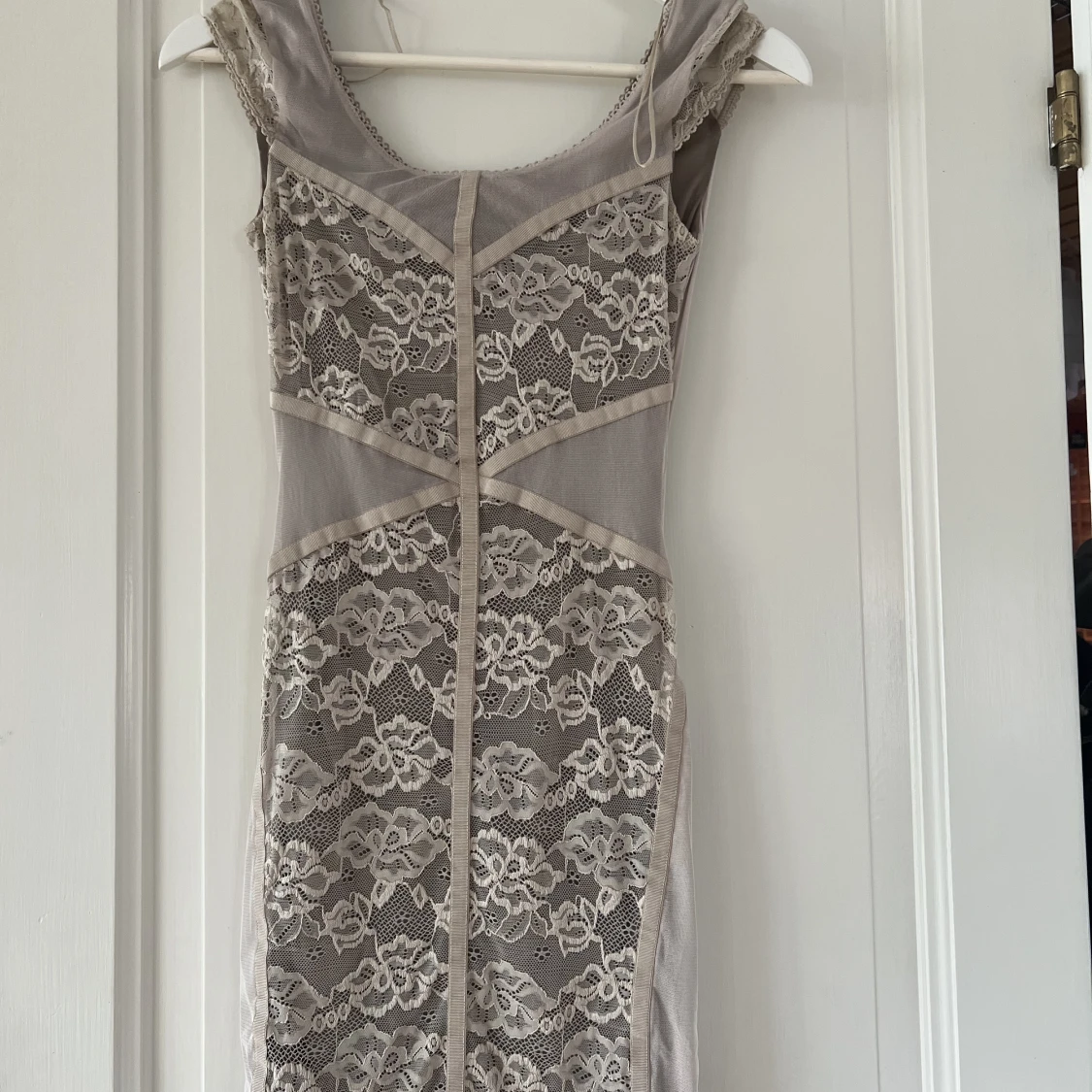 Slim beige klänning 