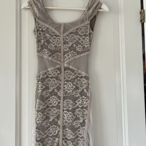 Slim beige klänning  - Klänning i 20-tals stuk med mönster och detaljer, är också lite see-through. Från Divided, stlk 34 💘