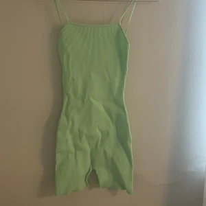Playsuit - Ny playsuit från bershka i en jättefin mint grön färg