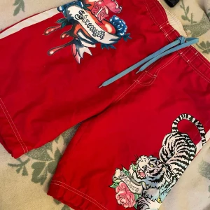 Ed Hardy liknande shorts - Ed Hardy liknande Shorts köpt second hand utomlands! alldeles för stora för mig 