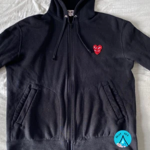 Cdg zip hoodie (comme des garçons) - CDG (comme des garçons) zip hoodie väldigt fint skick och inga skador. 💧