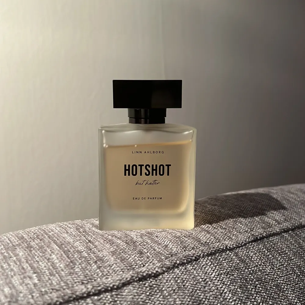 Linn Ahlborgs parfym ”Hotshot but hotter”, 50ml. Inte använd många gånger! . Övrigt.