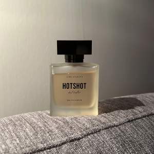 Linn Ahlborgs parfym ”Hotshot but hotter”, 50ml. Inte använd många gånger! 