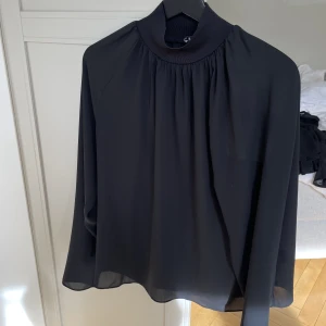 Blus från WERA - Blus i meshtyg från WERA. Inköpt i höstas men kommit till användning bara 2 gånger.   Storlek 36.